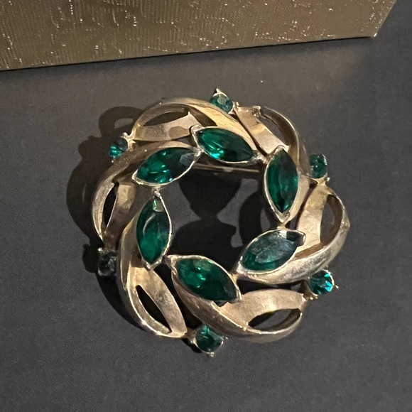 Collectible Cora Brooch - Picture 2 of 4